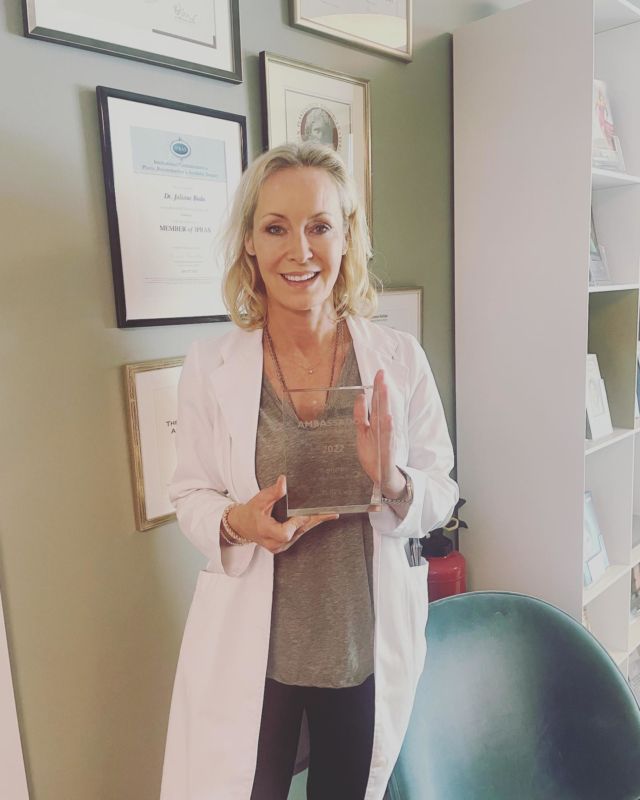 Restylane Ambassador 2022 Award❤️ danke Galderma für die Ehrung, wir sind stolz, diesen Award erhalten zu haben!
Thank you Galderma for this special award, we are proud to earn this award❤️#restylanekysse💋 #galdermaaesthetics #filler #bótox #plastethicsberlin #plasticsurgery #awardwinning